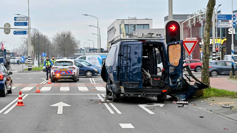 Enorme explosie in bestelbus, mogelijk door aanzetten van de radio