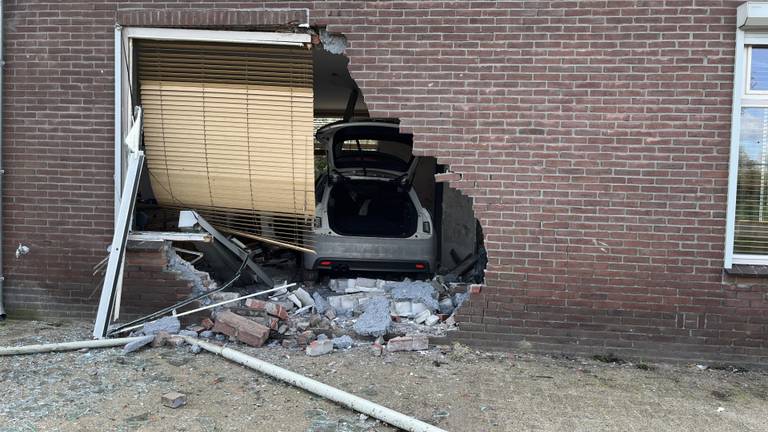 Vrouw parkeert auto in huis Jordy en Anke. (foto: Omroep Brabant)