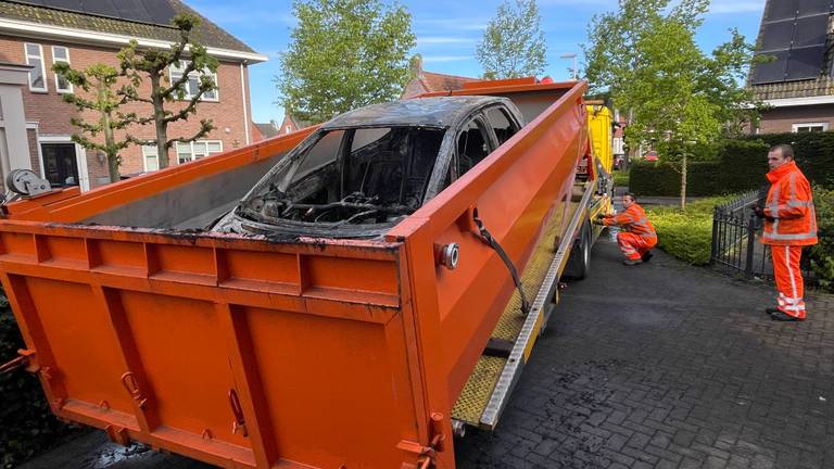 De uitgebrande auto in de dompelcontainer (foto: Eva de Schipper).