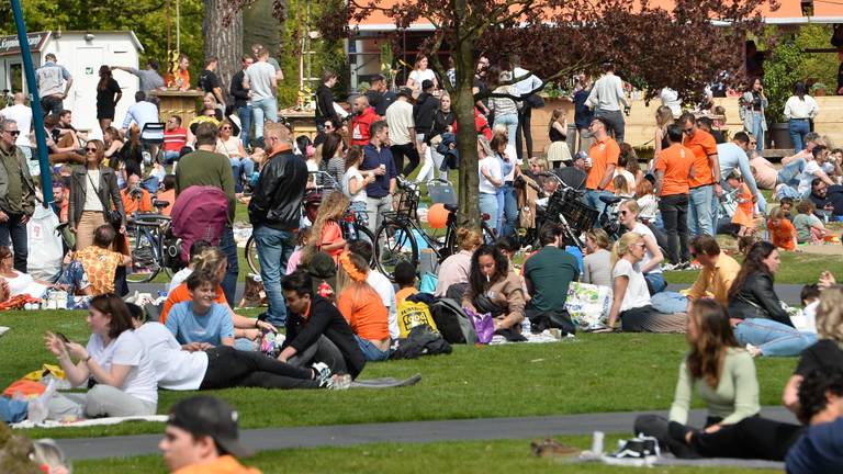 Enorme drukte in Park Valkenberg in Breda (foto: SQ Vision)