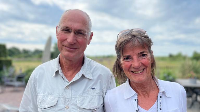 John en Els zijn bang het nieuwe vakantiepark nog meer overlast gaat geven op het water (foto: Jos Verkuijlen)