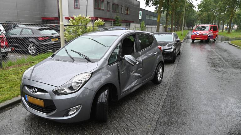 De auto raakte bij de botsing in Breda aanzienlijk beschadigd (foto: Perry Roovers/SQ Vision).