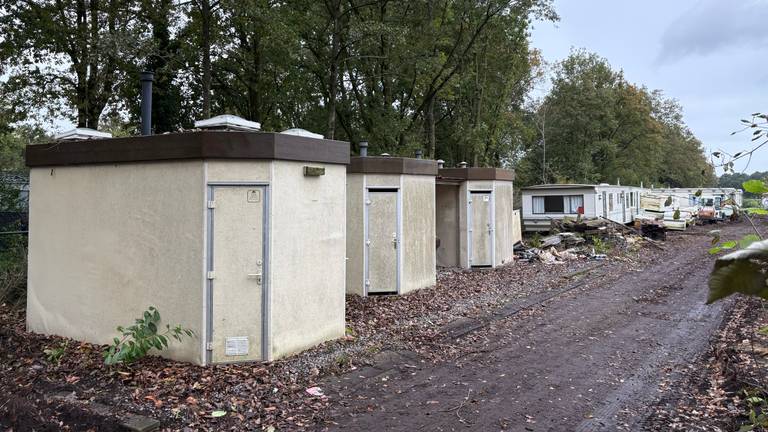 De nieuwe sanitairblokken op het terrein naast de camping (foto: Erik Peeters).