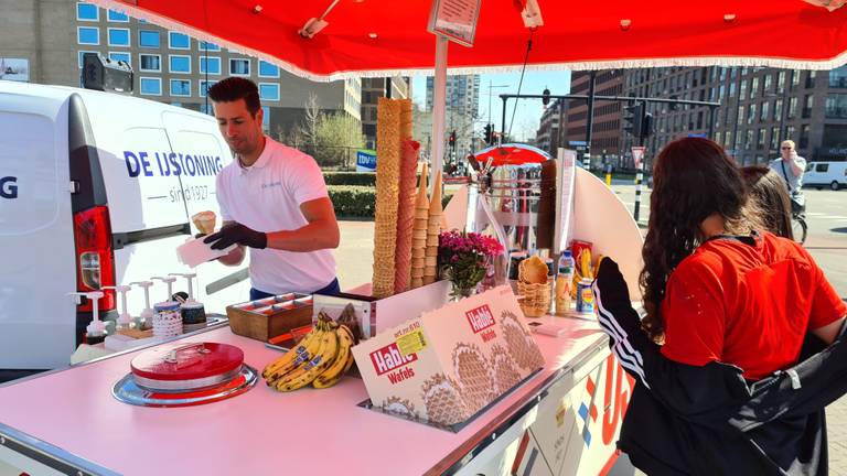 IJscoman Bart had het druk vandaag (foto: Noël van Hooft).