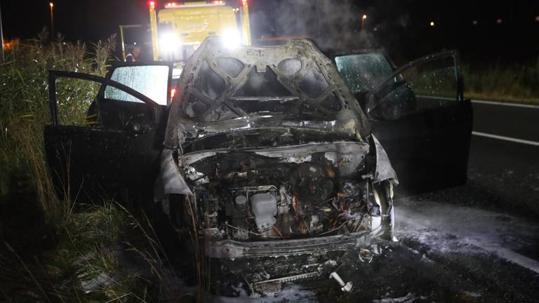 De auto werd door de brand verwoest (foto: Sander van Gils/SQ Vision).