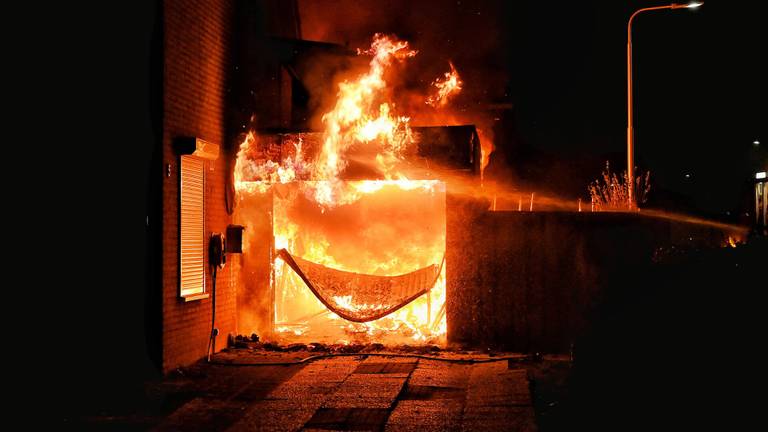 Gezin met drie kinderen vlucht uit woning bij hevige brand: één gewonde