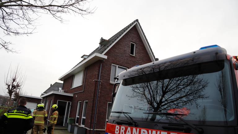 De brand woedde op de zolder van het huis aan de  Zilverdoorn in Cuijk (foto: SK-Media).