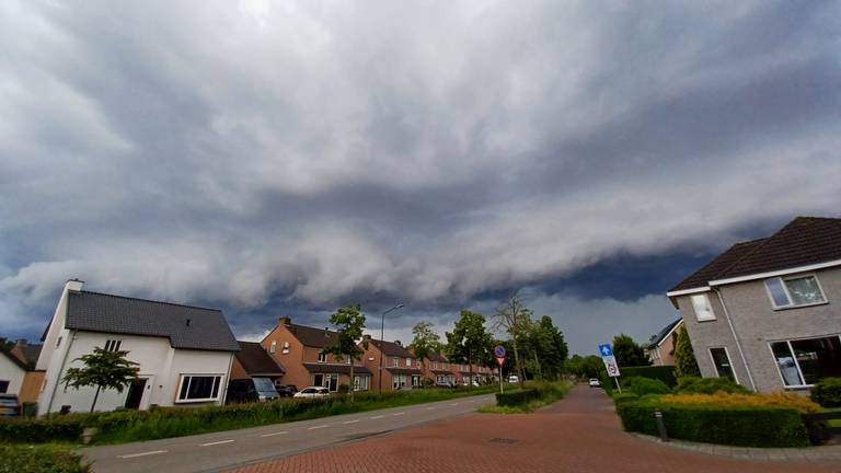 Een shelfcloud boven Schijndel (foto: Daniël Spierings)