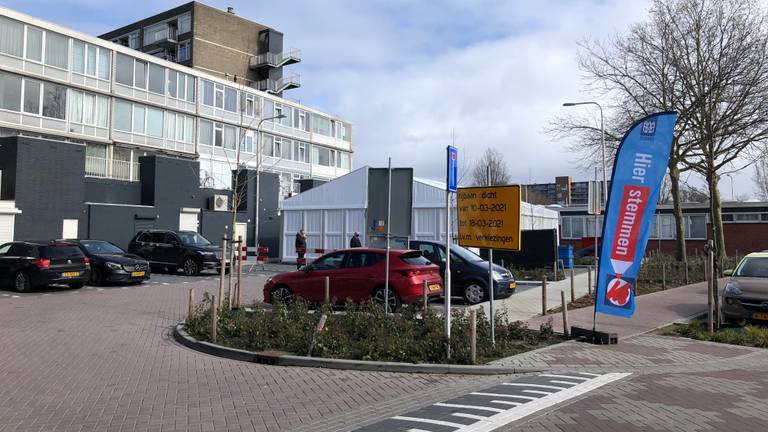 Het 'verplaatste' stemlokaal aan het Roelof Kranenburgplein (foto: Agnes van der Straaten).