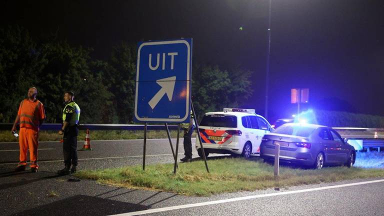 Het ongeluk op de A59 bij Nieuwkuijk gebeurde rond elf uur vrijdagavond (foto: Bart Meesters).