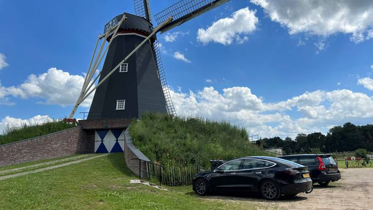 Regelmatig parkeren bezoekers, vooral mindervaliden, hun auto toch bij de Vinkelse Molen (foto: Megan Hanegraaf).