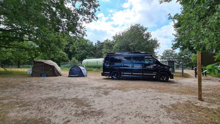 De tentjes en het busje staan nog op hun plek bij visstek 12 (Foto: Noël van Hooft). 