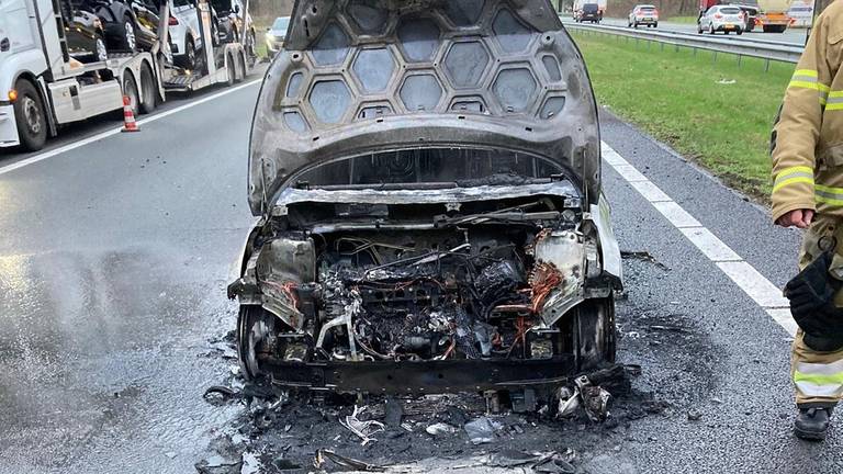 Auto vliegt in brand op de A50, omleiding ingesteld tot de middag