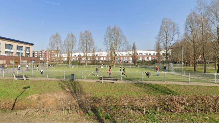 De jongen werd mishandeld op het veldje aan het Moerven (foto: Google Maps).