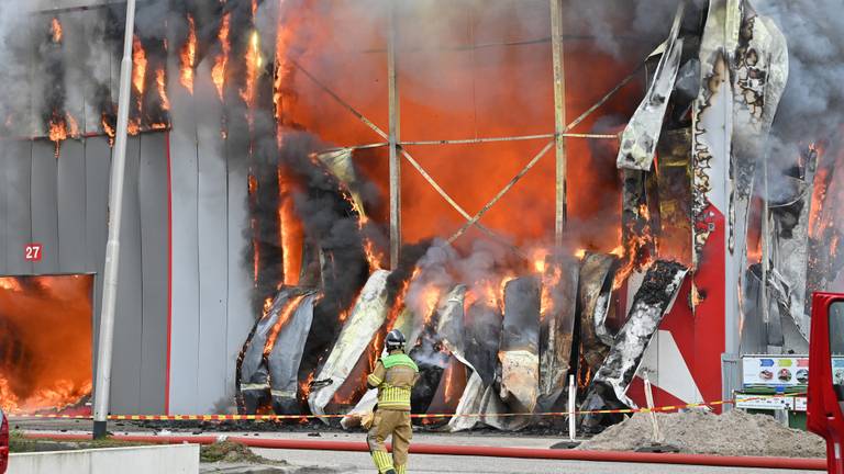 De brand verwoestte het gebouw in Etten-Leur (foto: Perry Roovers/SQ Vision).