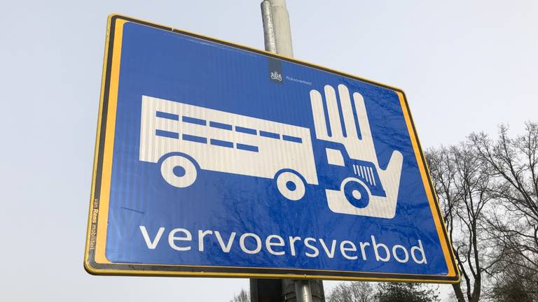 Vervoersverboden worden op borden aangegeven (foto: Hans Janssen).
