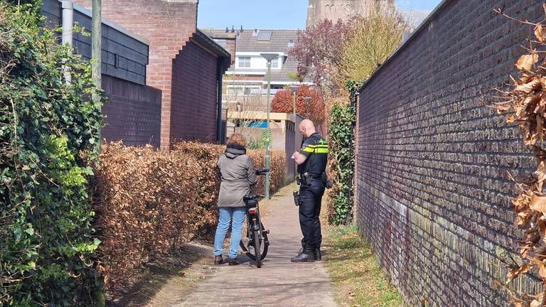 Agenten deden buurtonderzoek in de omgeving van het Kerkepad (foto: Noël van Hooft).