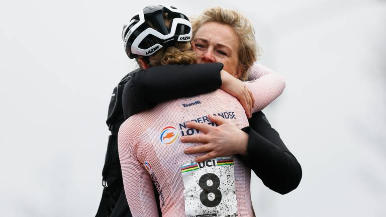 Wereldkampioene Van Empel in de armen van haar moeder (ANP/Bas Czerwinski).