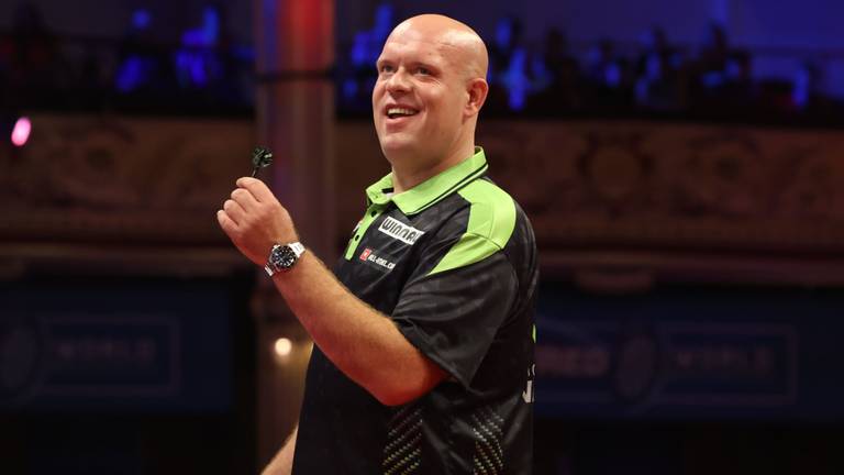 Michael van Gerwen straalt na zijn winst op Raymond van Barneveld (foto: ANP).