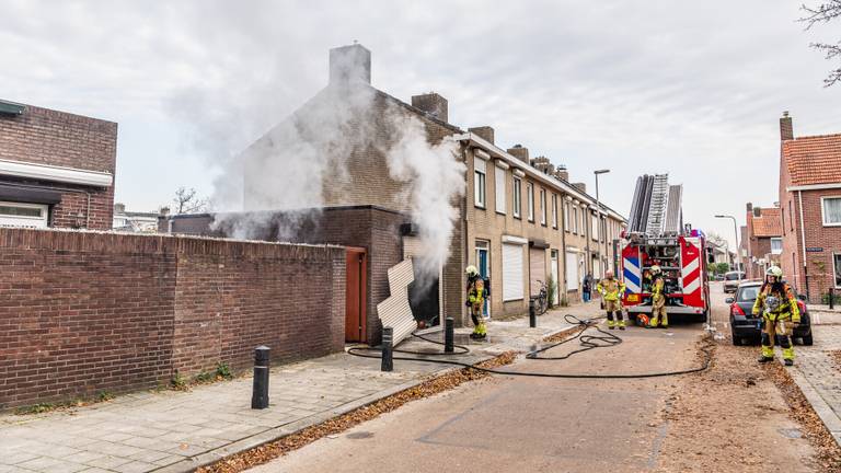 De garagebox aan de Drapenierstraat in Tilburg raakte zwaar beschadigd bij de brand (foto: Jack Brekelmans/SQ Vision).