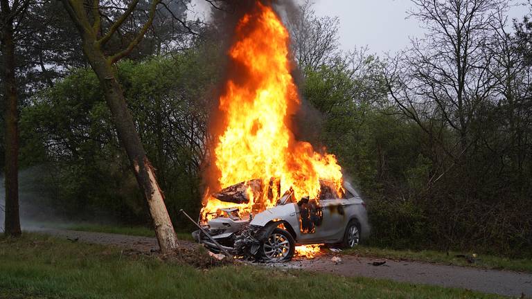 Man die door omstanders uit brandende auto op N282 werd gehaald overleden