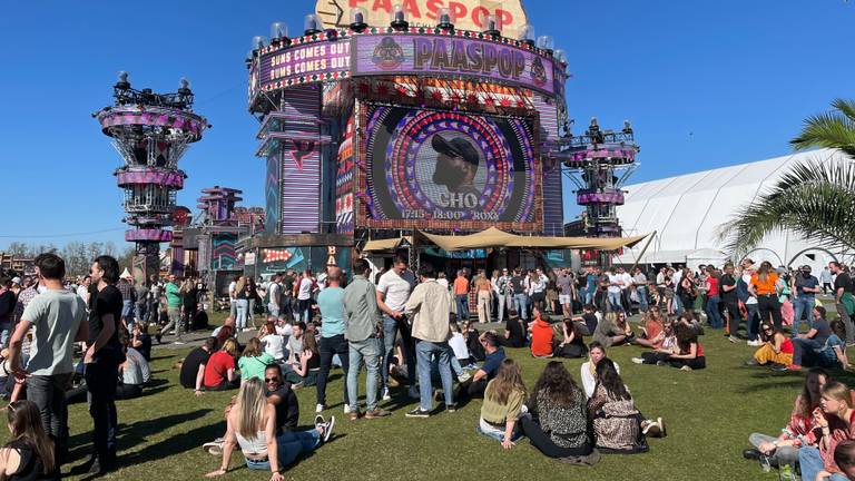 Gezellige drukte op zonnige laatste dag van Paaspop (foto: Imke van de Laar) 