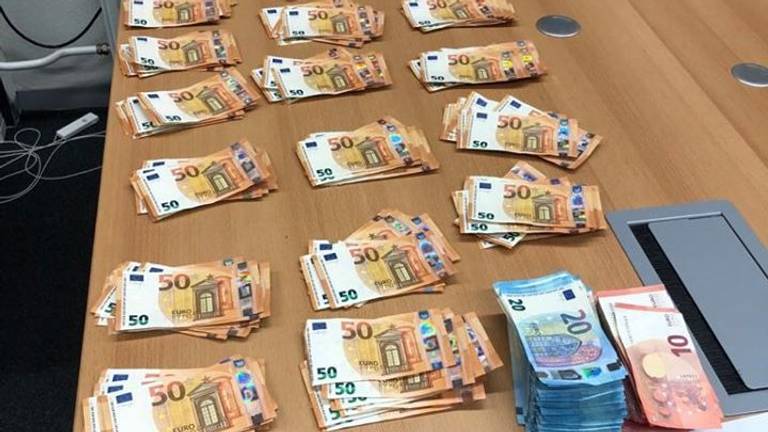 In de auto lag ruim 16.000 euro (foto: Facebook Koninklijke Marechaussee).