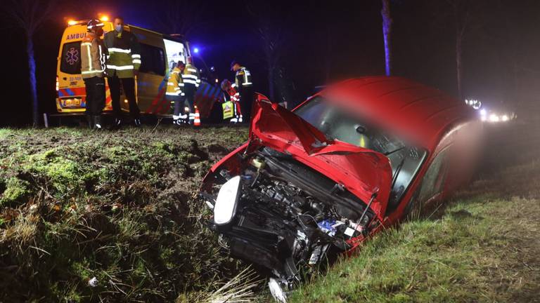 Het ongeluk in Oostelbeers gebeurde rond zes uur zaterdagochtend (foto: Sander van Gils/SQ Vision).