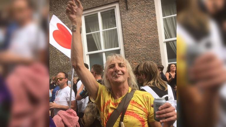 Zieke Bredase stadsdichter Peter van Rosendaal krijgt serenade voor zijn laatste verjaardag