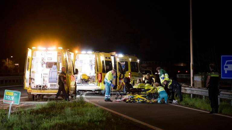 Vanwege de ernst van de situatie werden na de aanrijding op de N261 drie ambulances en een traumaheli opgeroepen (foto: Jack Brekelmans/SQ Vision).