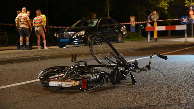 Fietser zwaargewond na botsing met taxi, politie doet onderzoek