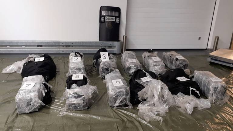 De drugs zat verstopt in verschillende sporttassen (foto: Openbaar Ministerie Rotterdam).
