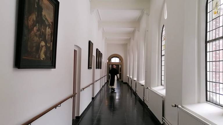 Edgard Claes in de gangen van het Kruisherenklooster