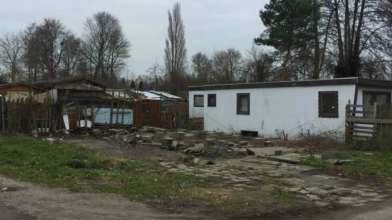 De camping verkeerde in slechte staat en is jaren geleden in fases ontmanteld (archieffoto: Tom van den Oetelaar).