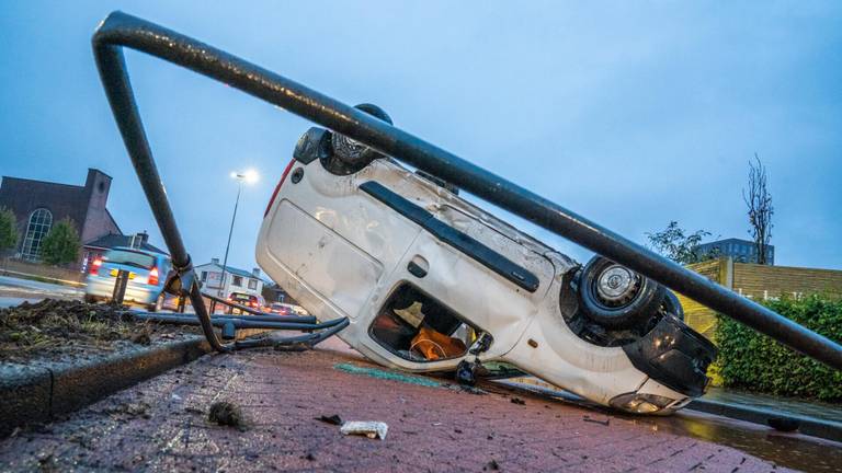 Een bestelauto vloog maandagavond over de kop op de Beukenlaan in Eindhoven. Foto: Dave Hendriks / SQ Vision