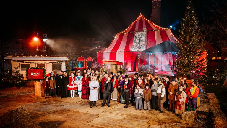 De cast van Scrooge in Waalwijk (foto: Nathan Reinds/MAX)
