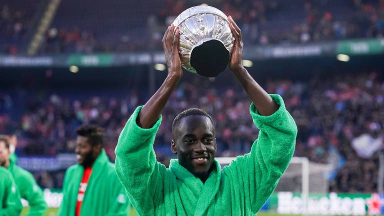 Jordan Teze met de KNVB Beker in zijn handen (Foto: OrangePictures)