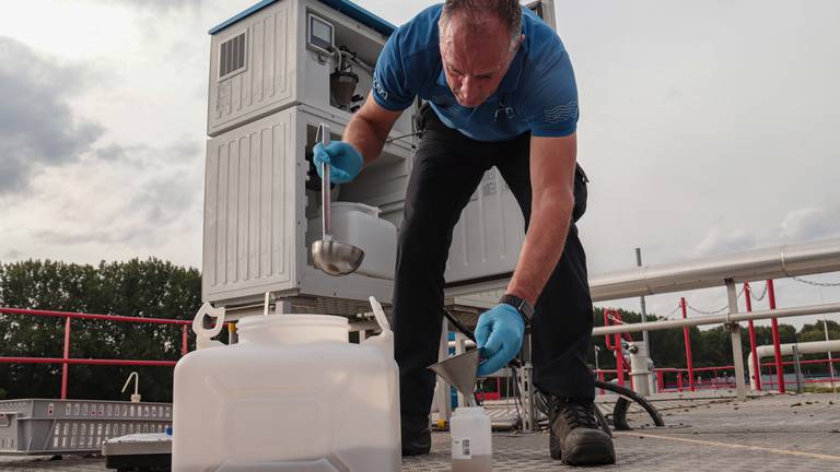 Zo worden rioolwatermonsters afgenomen en getest op coronavirusdeeltjes. 