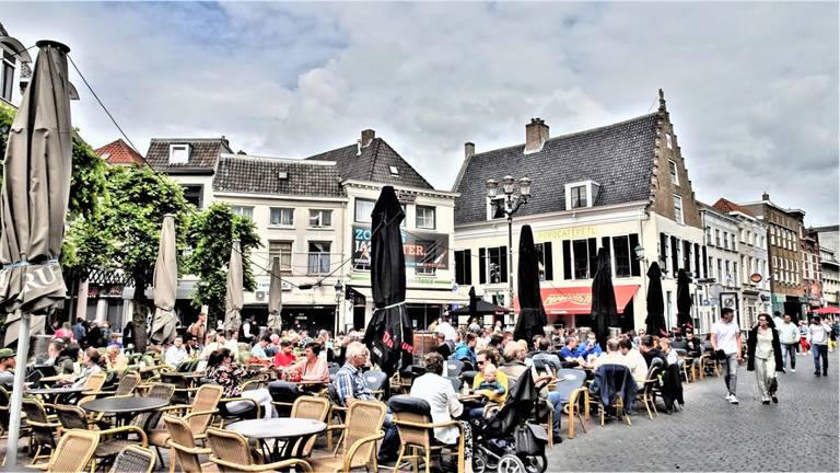 De horeca zit niet te wachten op Franse probleemjongeren (foto: Henk Voermans).