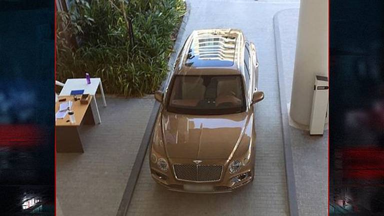 De Bentley op de oprit van het appartement van de familie Leijdekkers in Dubai (foto: Opsporing Verzocht).