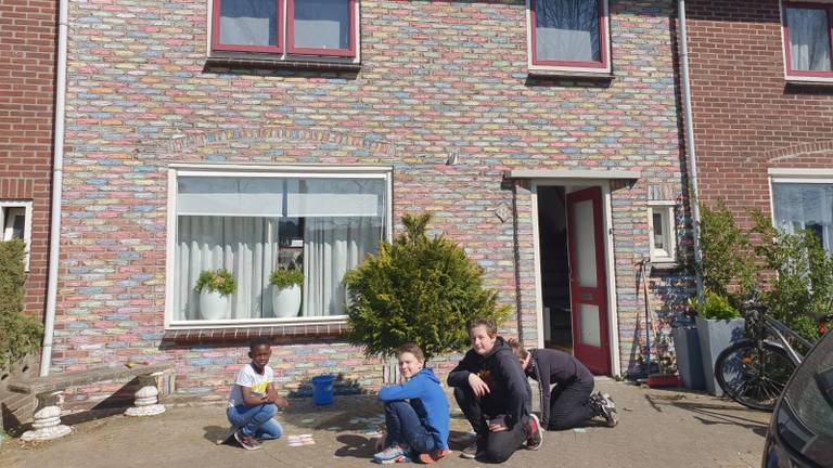 Steve, Bink, Loek en Jimmy kleuren met stoepkrijt in Dongen (foto: Ilona Weeterings).