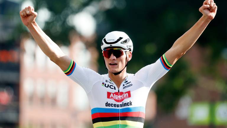 Van der Poel in zijn regenboogtrui in Glasgow (Foto: ANP)