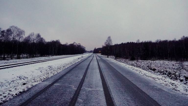 Automobilisten moeten blijven oppassen voor gladheid (archieffoto: Ben Saanen).