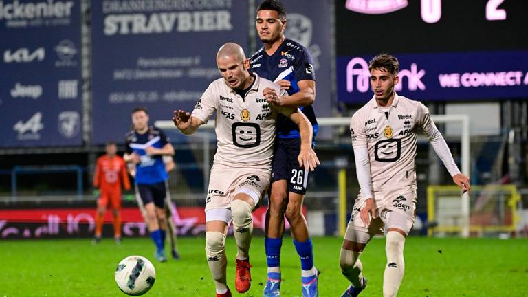 FC Dender EH-speler Ragnar Oratmangoen (in het blauw) tijdens de wedstrijd tegen KV Mechelen (foto: Peter De Voecht / Photonews).