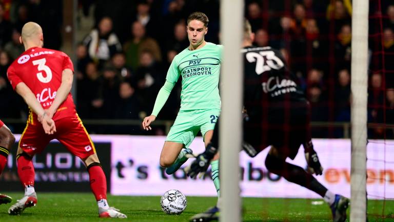 Joey Veerman maakt de bevrijdende 1-2 voor PSV (Foto: ANP)