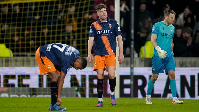 Teleurstelling en ongeloof bij Willem II na weer een nederlaag (foto: Orange Pictures).