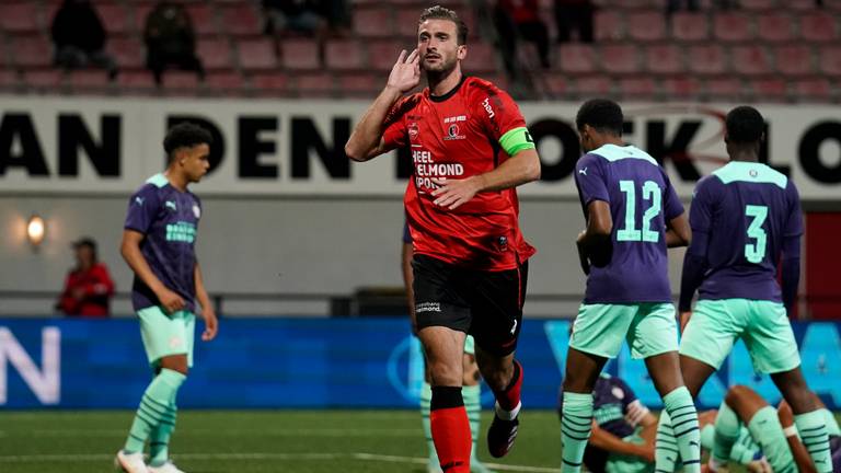 Robin van der Meer krijgt Jong PSV stil met zijn openingstreffer voor Helmond Sport (foto: Orange Pictures).