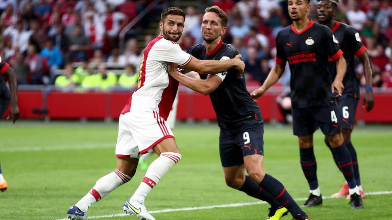 Luuk de Jong in duel met Dusan Tadic (Foto: ANP)