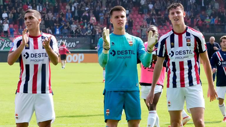 Connor van den Berg bedankt de Willem II-supporters voor de steun (foto: Orange Pictures).