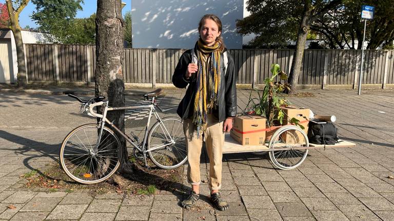 De Eindhovense student Henry bouwt een fietstrailer om in te wonen (foto: Rogier van Son).
